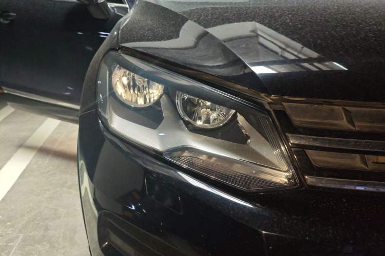 Used Volkswagen Touareg 2011 3.0 TSI Standard Version Right Front Headlight