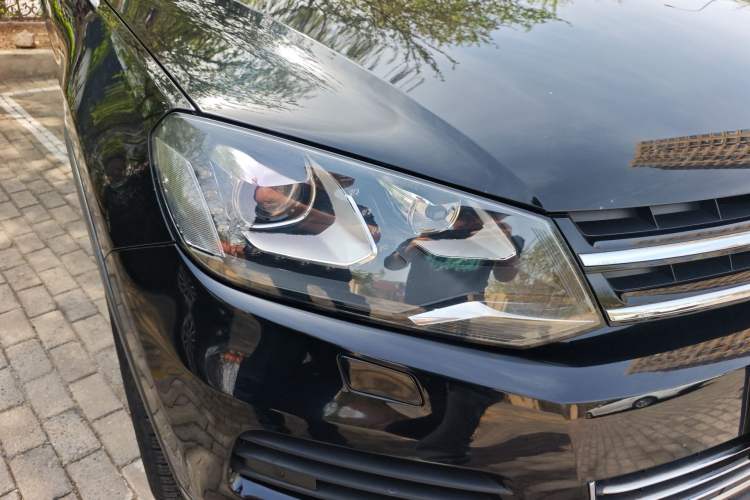 Used Volkswagen Touareg 2011 3.0 TSI Hybrid Right Front Headlight