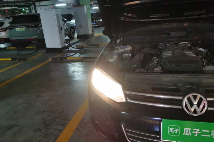 Used Volkswagen Touareg 2011 3.0 TSI Comfort Version Right Front Headlight