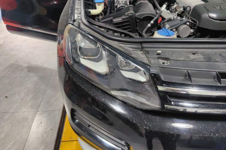 Used Volkswagen Touareg 2011 3.0 TSI Comfort Version Right Front Headlight
