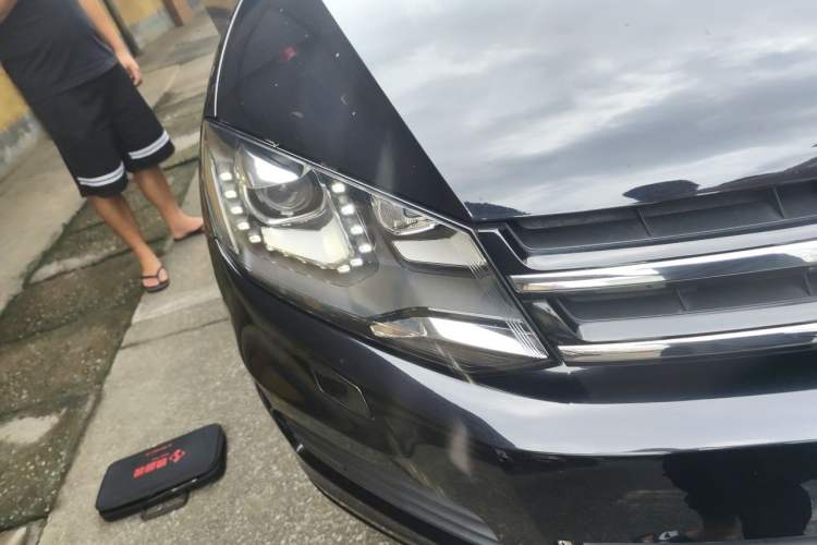 Used Volkswagen Touareg 2011 3.0 TSI Comfort Version Right Front Headlight