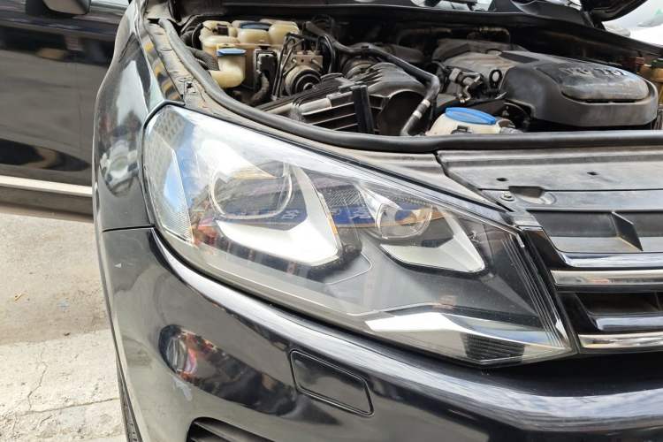 Used Volkswagen Touareg 2011 3.0 TSI High-End Version Right Front Headlight