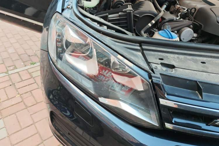 Used Volkswagen Touareg 2011 3.0 TSI High-End Version Right Front Headlight