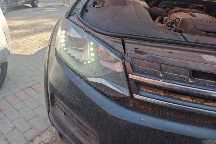 Used Volkswagen Touareg 2011 3.0 TSI Comfort Version Right Front Headlight