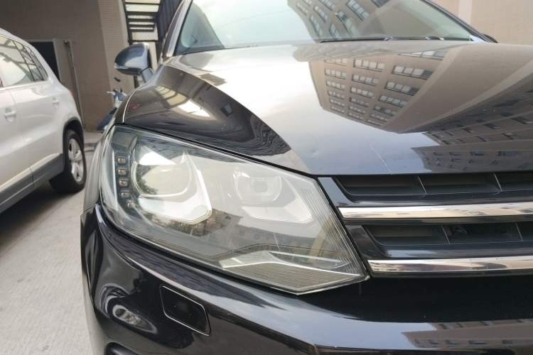 Used Volkswagen Touareg 2011 3.0 TSI Comfort Version Right Front Headlight