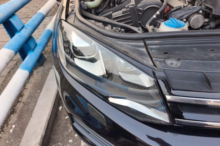 Used Volkswagen Touareg 2011 3.0 TSI High-End Version Right Front Headlight