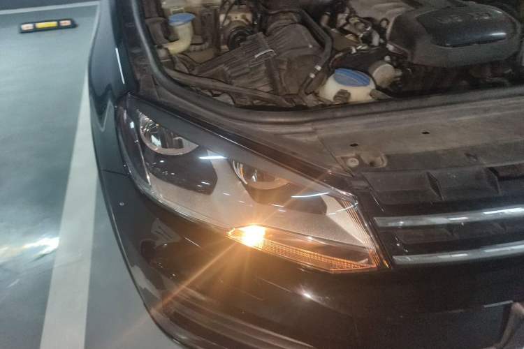 Used Volkswagen Touareg 2011 3.0 TSI Standard Version Right Front Headlight