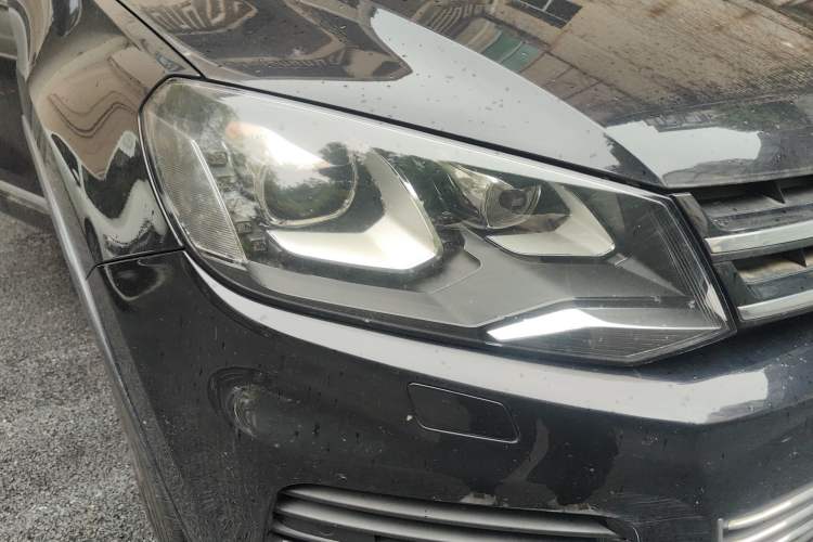 Used Volkswagen Touareg 2011 3.0 TSI High-End Version Right Front Headlight