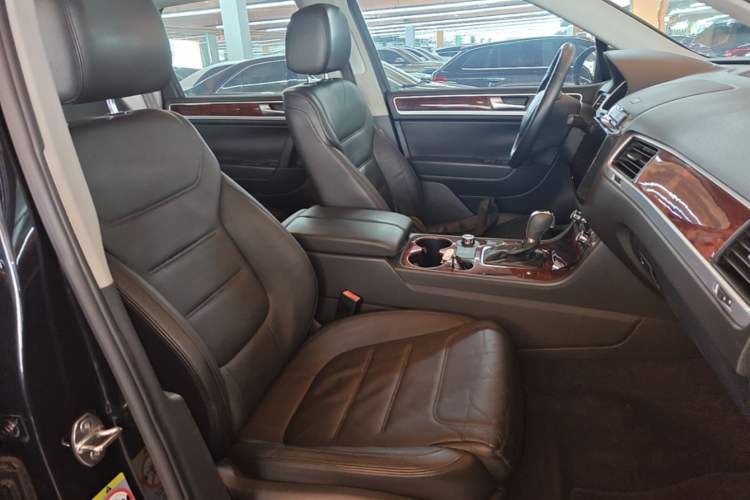 Used Volkswagen Touareg 2011 3.0 TSI Standard Version Right Front Seat