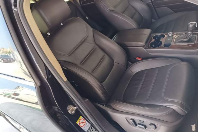 Used Volkswagen Touareg 2011 3.0 TSI Standard Version Right Front Seat