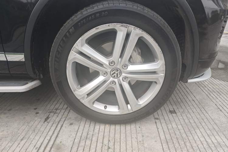 Used Volkswagen Touareg 2011 3.0 TSI Comfort Version Right Front Wheel Hub