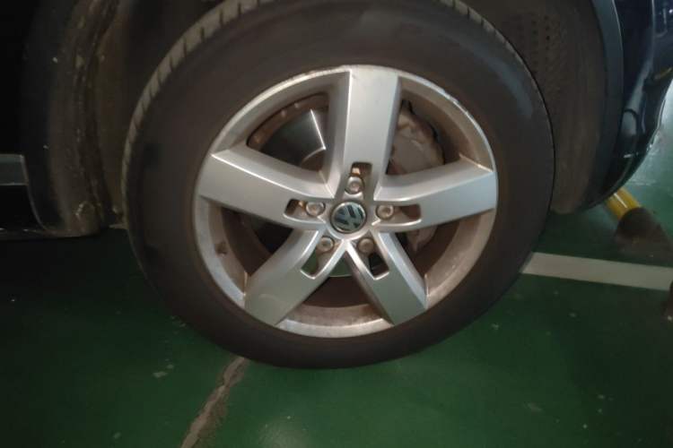 Used Volkswagen Touareg 2011 3.0 TSI Hybrid Right Front Wheel Hub
