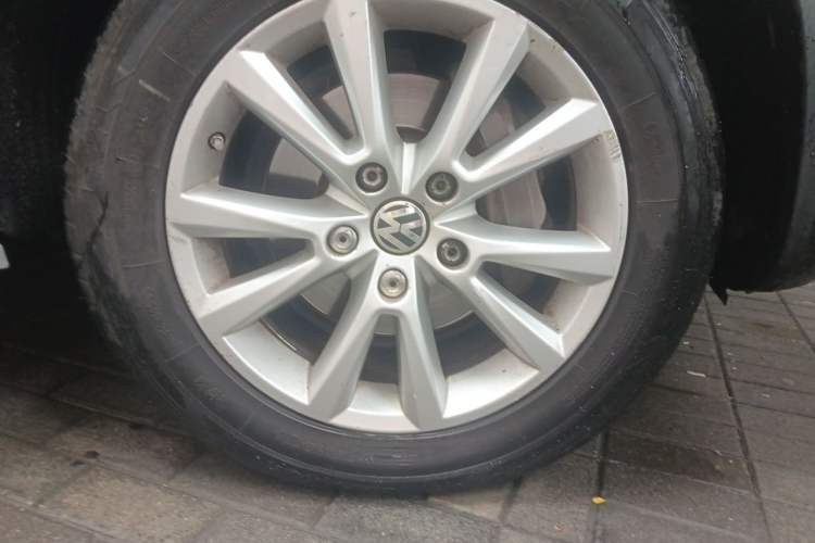 Used Volkswagen Touareg 2011 3.0 TSI Luxury Edition Right Front Wheel Hub
