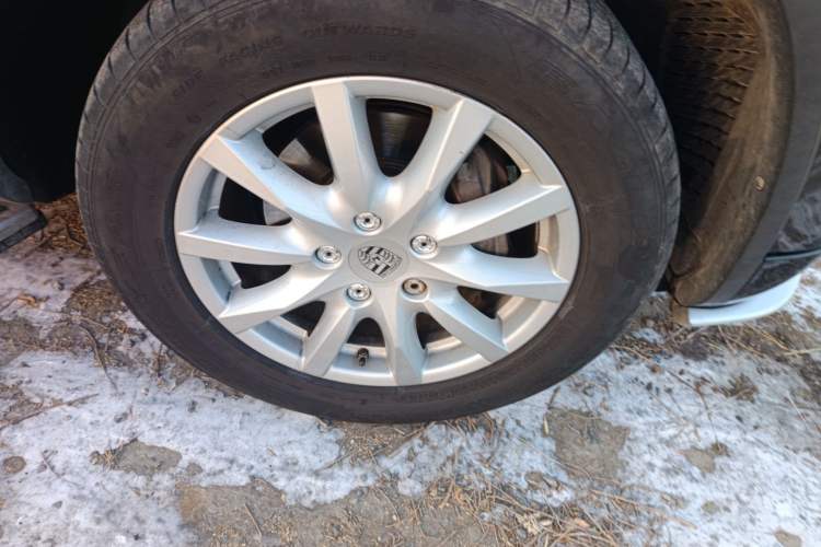 Used Volkswagen Touareg 2011 3.0 TSI Comfort Version Right Front Wheel Hub