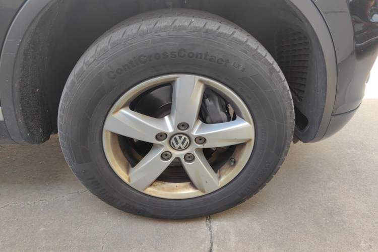 Used Volkswagen Touareg 2011 3.0 TDI Diesel Comfort Version Right Front Wheel Hub