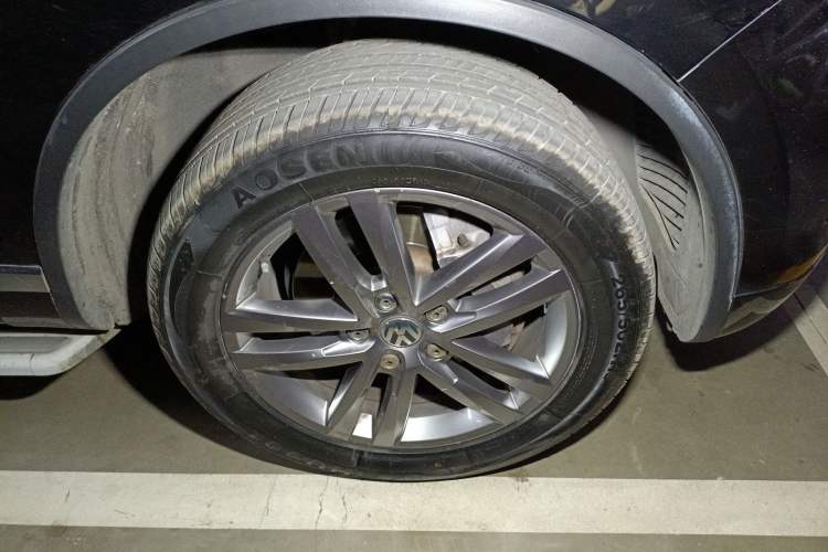 Used Volkswagen Touareg 2011 3.0 TSI Comfort Version Right Front Wheel Hub