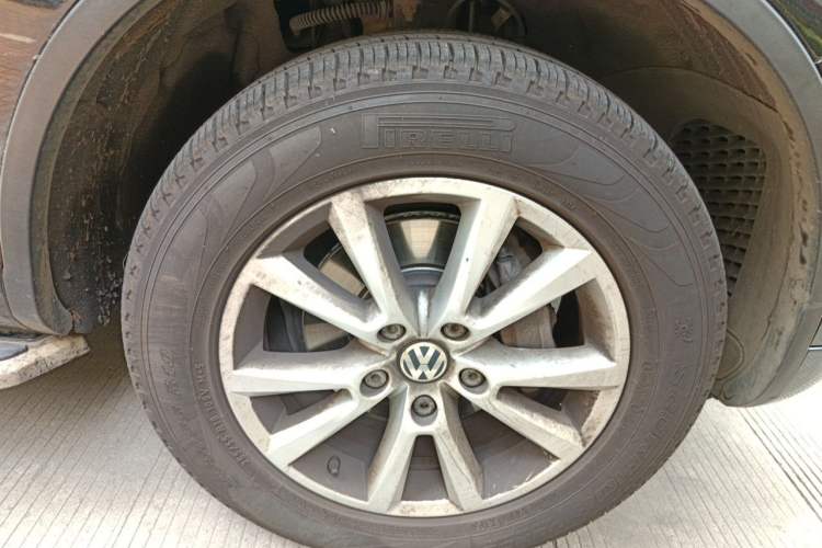 Used Volkswagen Touareg 2011 3.0 TSI High-End Version Right Front Wheel Hub