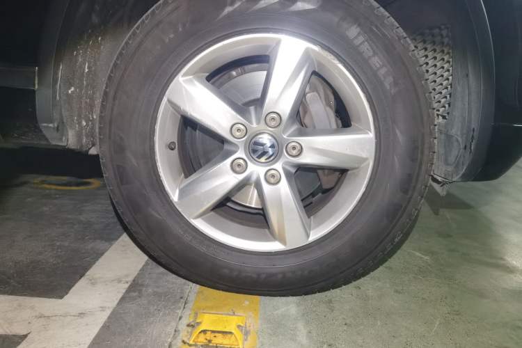 Used Volkswagen Touareg 2011 3.0 TSI Comfort Version Right Front Wheel Hub