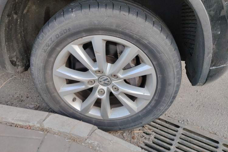 Used Volkswagen Touareg 2011 3.0 TSI High-End Version Right Front Wheel Hub