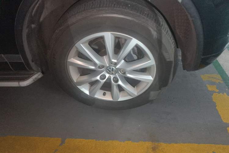 Used Volkswagen Touareg 2011 3.0 TSI High-End Version Right Front Wheel Hub