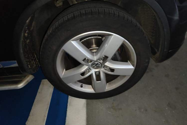 Used Volkswagen Touareg 2011 3.0 TSI Luxury Edition Right Front Wheel Hub