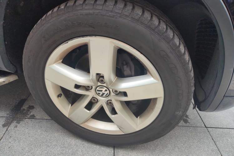 Used Volkswagen Touareg 2011 3.0 TSI Luxury Edition Right Front Wheel Hub