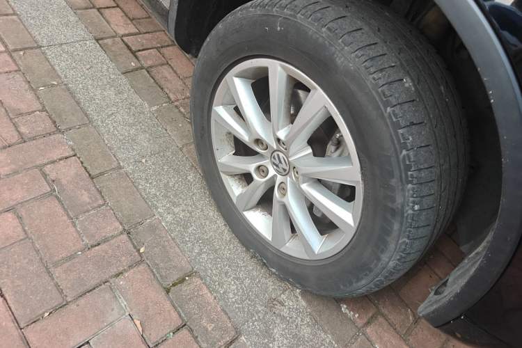 Used Volkswagen Touareg 2011 3.0 TSI High-End Version Right Front Wheel Hub