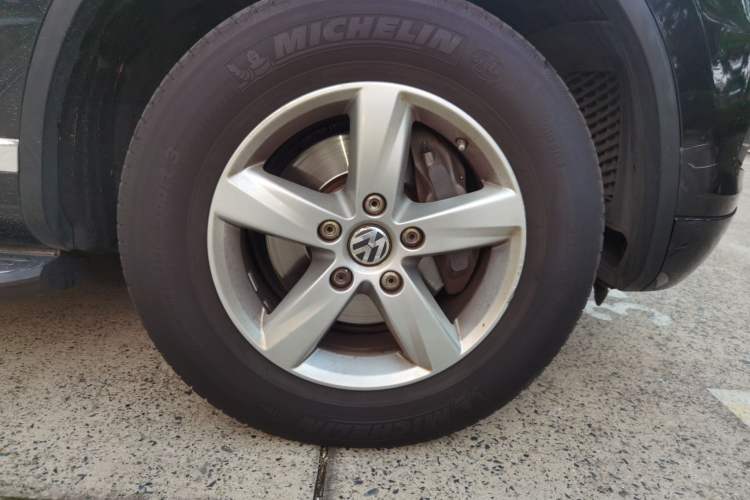 Used Volkswagen Touareg 2011 3.0 TSI Comfort Version Right Front Wheel Hub