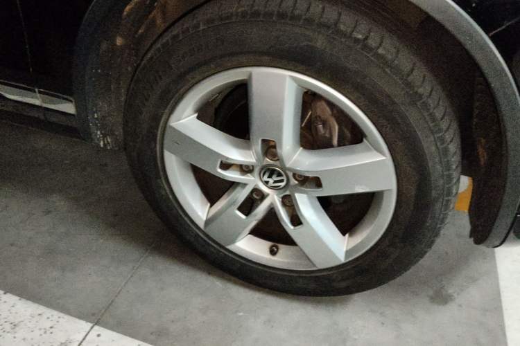 Used Volkswagen Touareg 2011 3.0 TSI Luxury Edition Right Front Wheel Hub