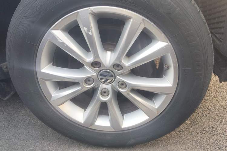 Used Volkswagen Touareg 2011 3.0 TSI High-End Version Right Front Wheel Hub