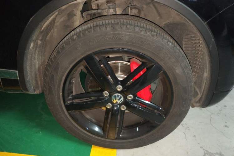 Used Volkswagen Touareg 2011 3.0 TSI Comfort Version Right Front Wheel Hub