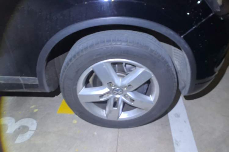 Used Volkswagen Touareg 2011 3.0 TSI Hybrid Right Front Wheel Hub
