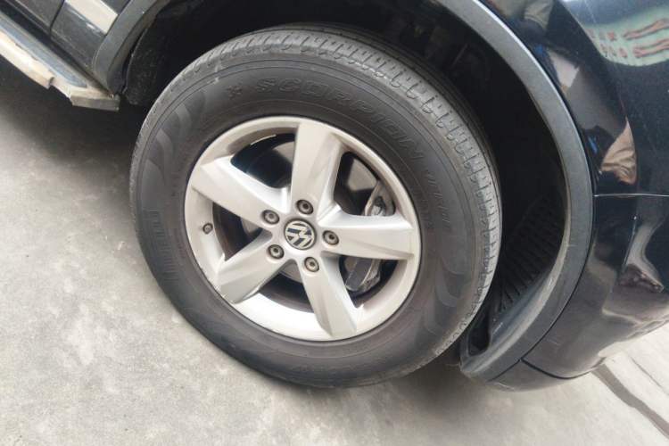 Used Volkswagen Touareg 2011 3.0 TDI Diesel Comfort Version Right Front Wheel Hub
