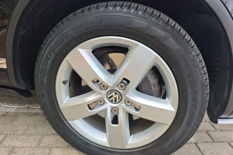 Used Volkswagen Touareg 2011 3.0 TSI Hybrid Right Front Wheel Hub