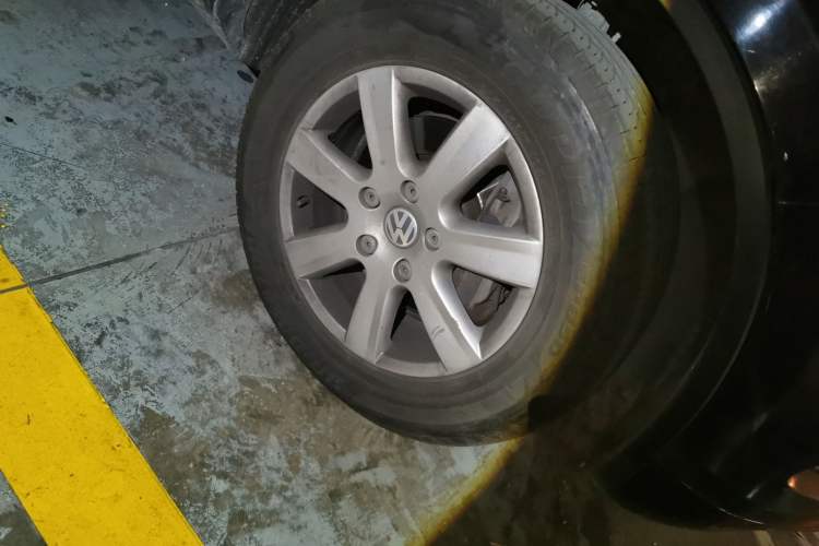Used Volkswagen Touareg 2011 3.0 TSI Comfort Version Right Front Wheel Hub