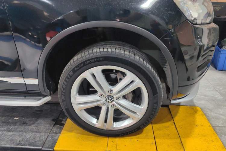 Used Volkswagen Touareg 2011 3.0 TSI Comfort Version Right Front Wheel Hub