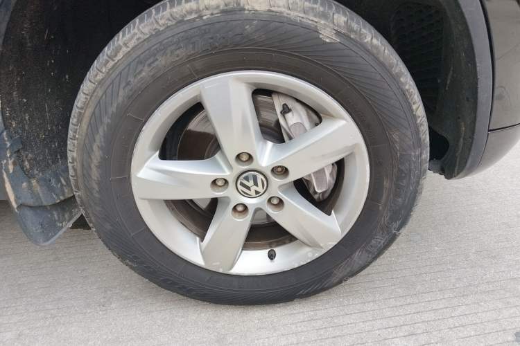Used Volkswagen Touareg 2011 3.0 TSI Comfort Version Right Front Wheel Hub
