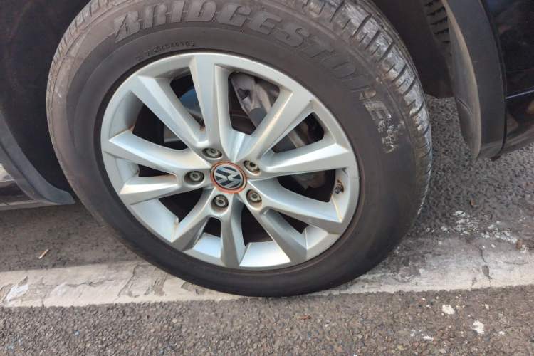 Used Volkswagen Touareg 2011 3.0 TSI High-End Version Right Front Wheel Hub
