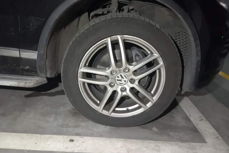 Used Volkswagen Touareg 2011 3.0 TDI Diesel Standard Version Right Front Wheel Hub