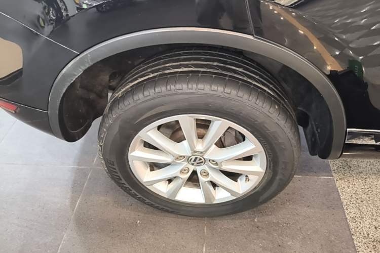 Used Volkswagen Touareg 2011 3.0 TSI Comfort Version Right Rear Wheel Hub