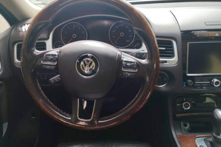 Used Volkswagen Touareg 2011 3.0 TSI Comfort Version Steering Wheel