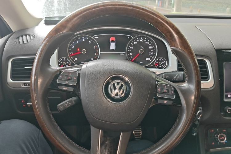 Used Volkswagen Touareg 2011 3.0 TSI Hybrid Steering Wheel