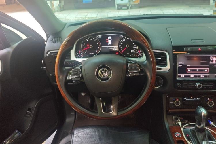 Used Volkswagen Touareg 2011 3.0 TSI High-End Version Steering Wheel