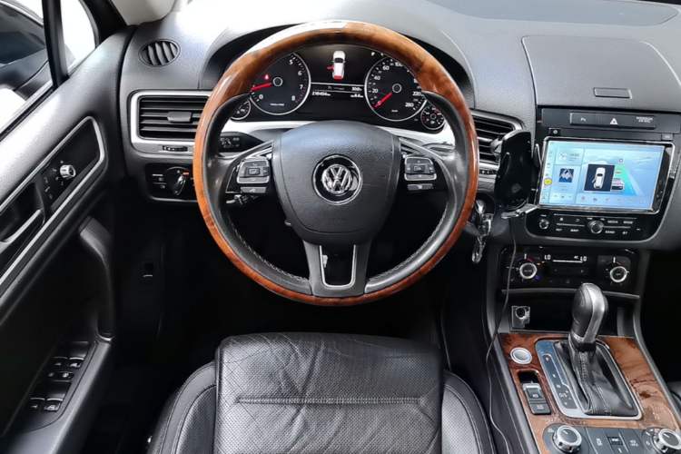 Used Volkswagen Touareg 2011 3.0 TSI Comfort Version Steering Wheel