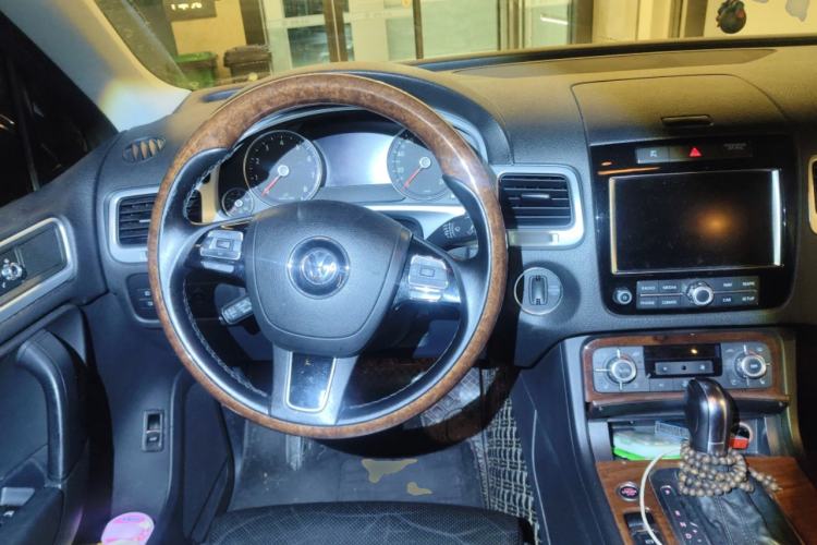 Used Volkswagen Touareg 2011 3.0 TSI High-End Version Steering Wheel