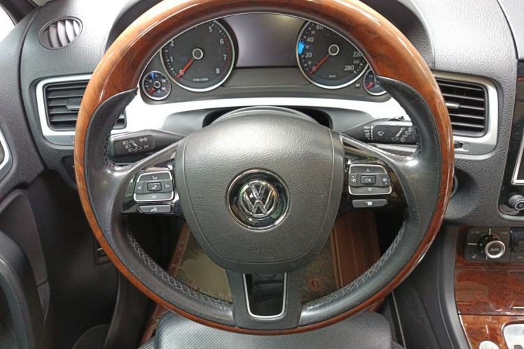 Used Volkswagen Touareg 2011 3.0 TSI High-End Version Steering Wheel