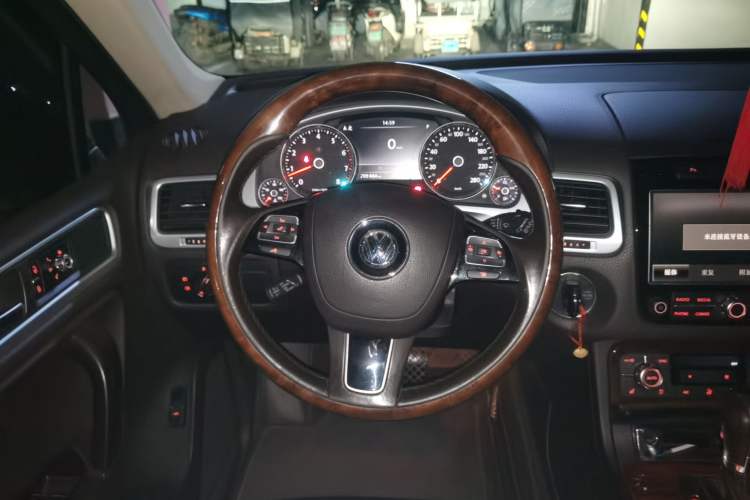 Used Volkswagen Touareg 2011 3.0 TSI Comfort Version Steering Wheel