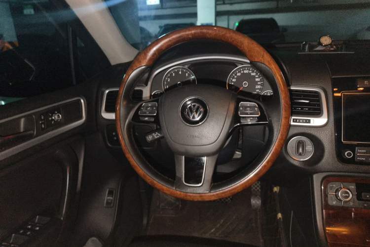 Used Volkswagen Touareg 2011 3.0 TSI High-End Version Steering Wheel