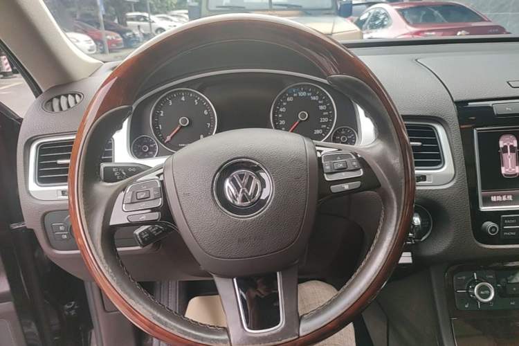 Used Volkswagen Touareg 2011 3.0 TSI Comfort Version Steering Wheel