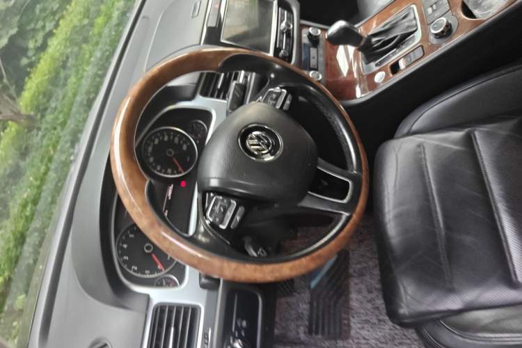 Used Volkswagen Touareg 2011 3.0 TSI High-End Version Steering Wheel